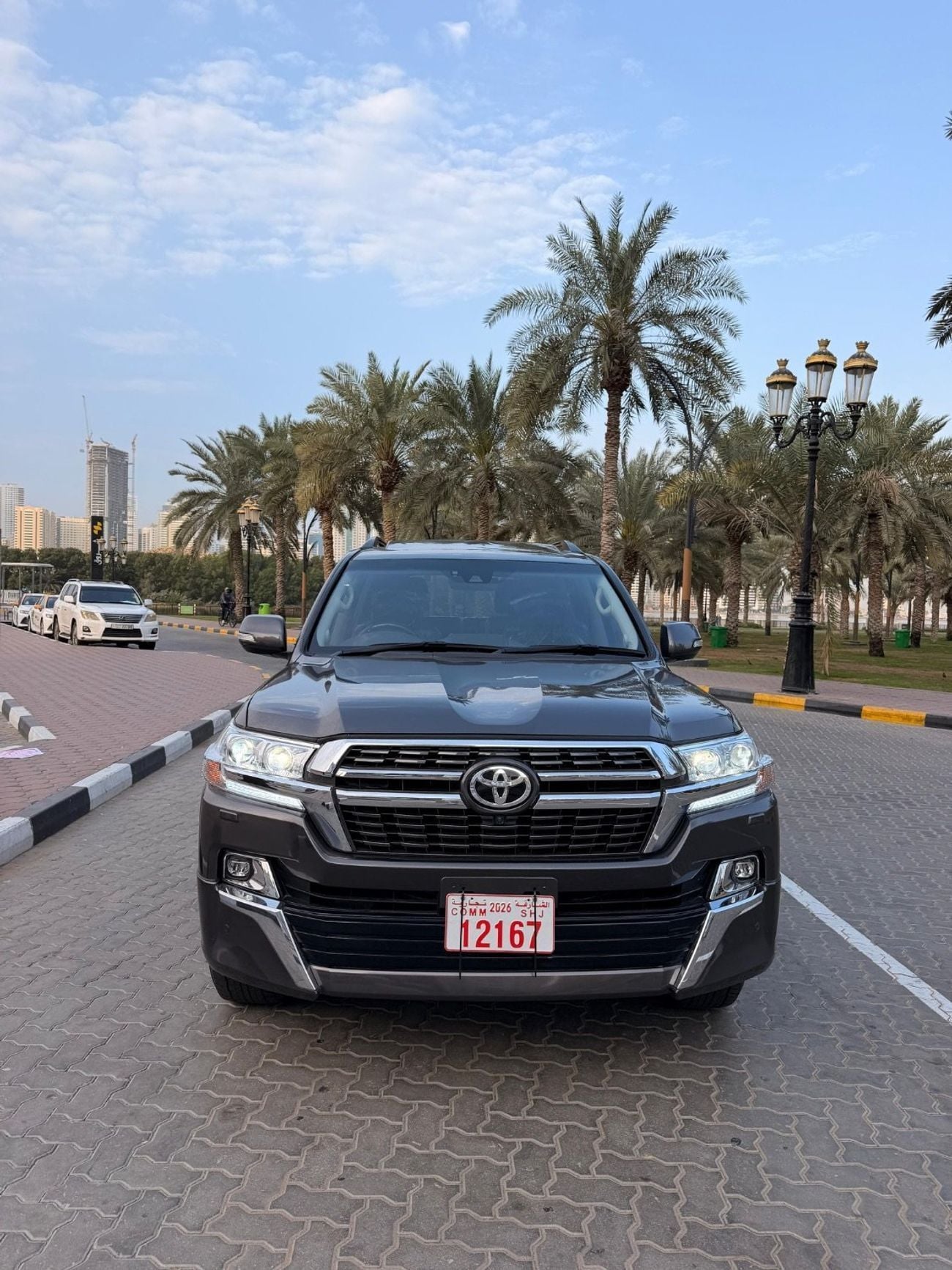 تويوتا لاند كروزر VXR Genuine Right Hand Drive