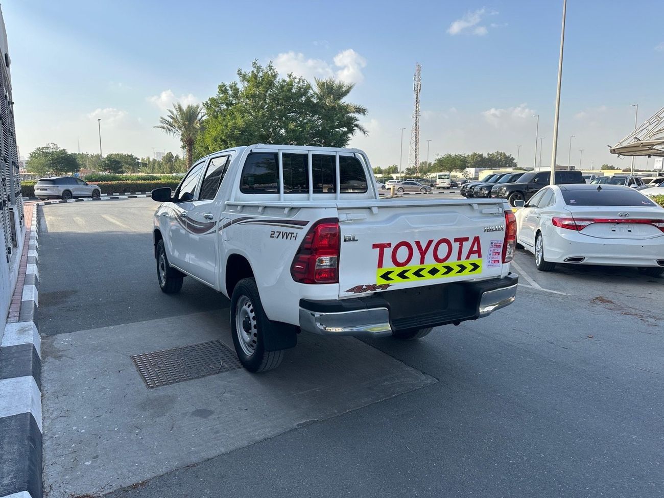 تويوتا هيلوكس GLX 2.7L Double Cab Utility 4WD A/T