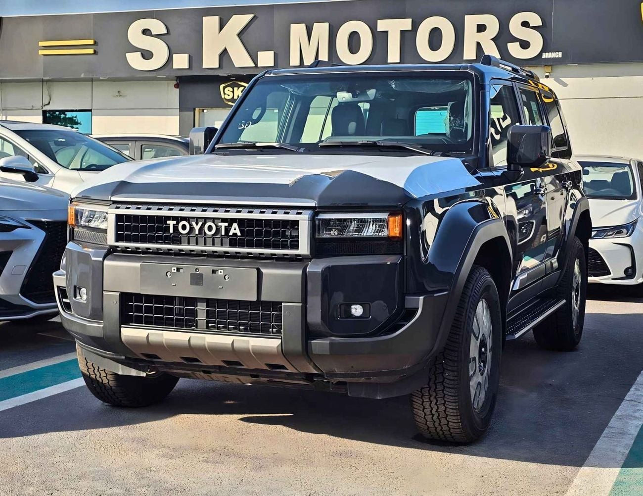 تويوتا برادو ALL ROUNDER / 2.4L PETROL V4 / SUNROOF / DRIVER POWER SEAT / COOL BOX / MID OPTION (CODE # R2)