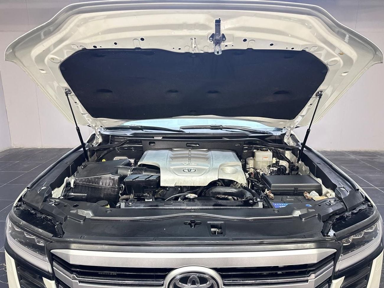 تويوتا لاند كروزر VXR 5.7L 4WD