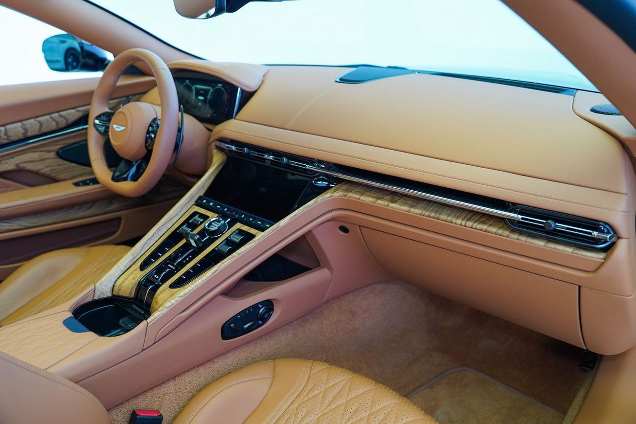 أستون مارتن DB12 VOLANTE V8