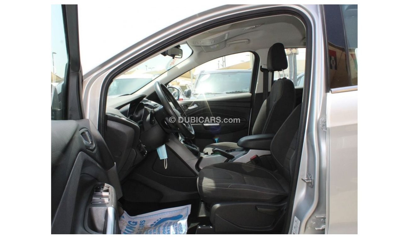 Ford Escape SE ACCIDENTS FREE - GCC- CAR IS IN PERFECT CONDITION INSIDE  AND OUTSIDE