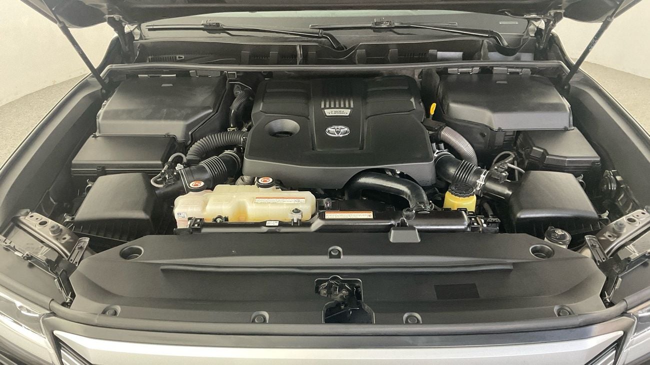 تويوتا لاند كروزر VXR | شامل الضمان | 0 ﺪﻔﻋﺓ ﺃﻮﻟﻯ