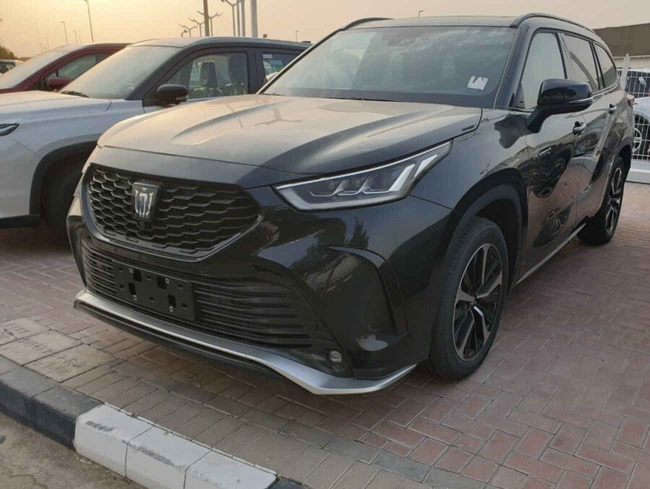 Toyota Crown - KLUGER E-FOUR (HYBRID)