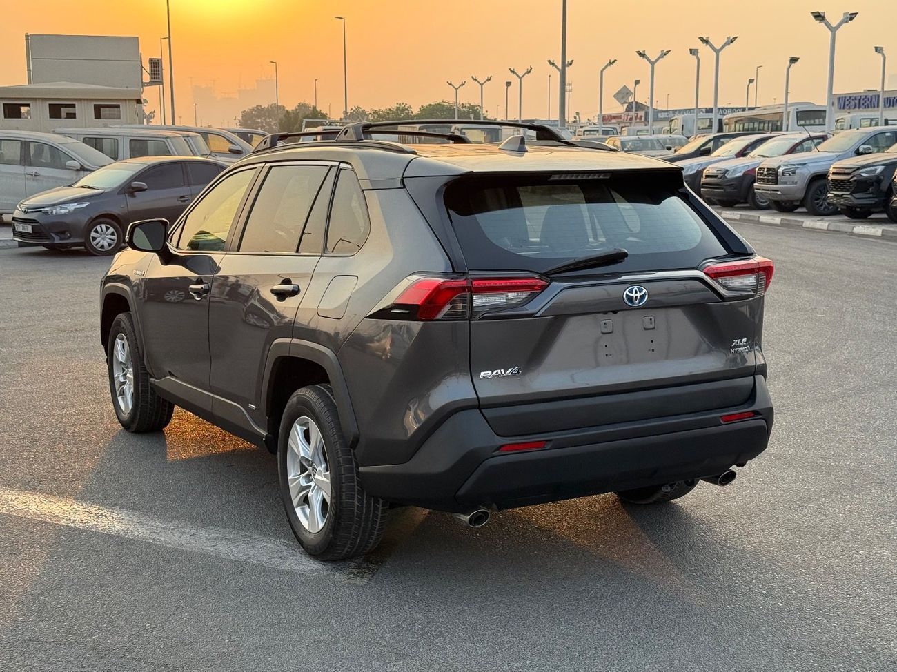 تويوتا راف ٤ XLE 2.5L