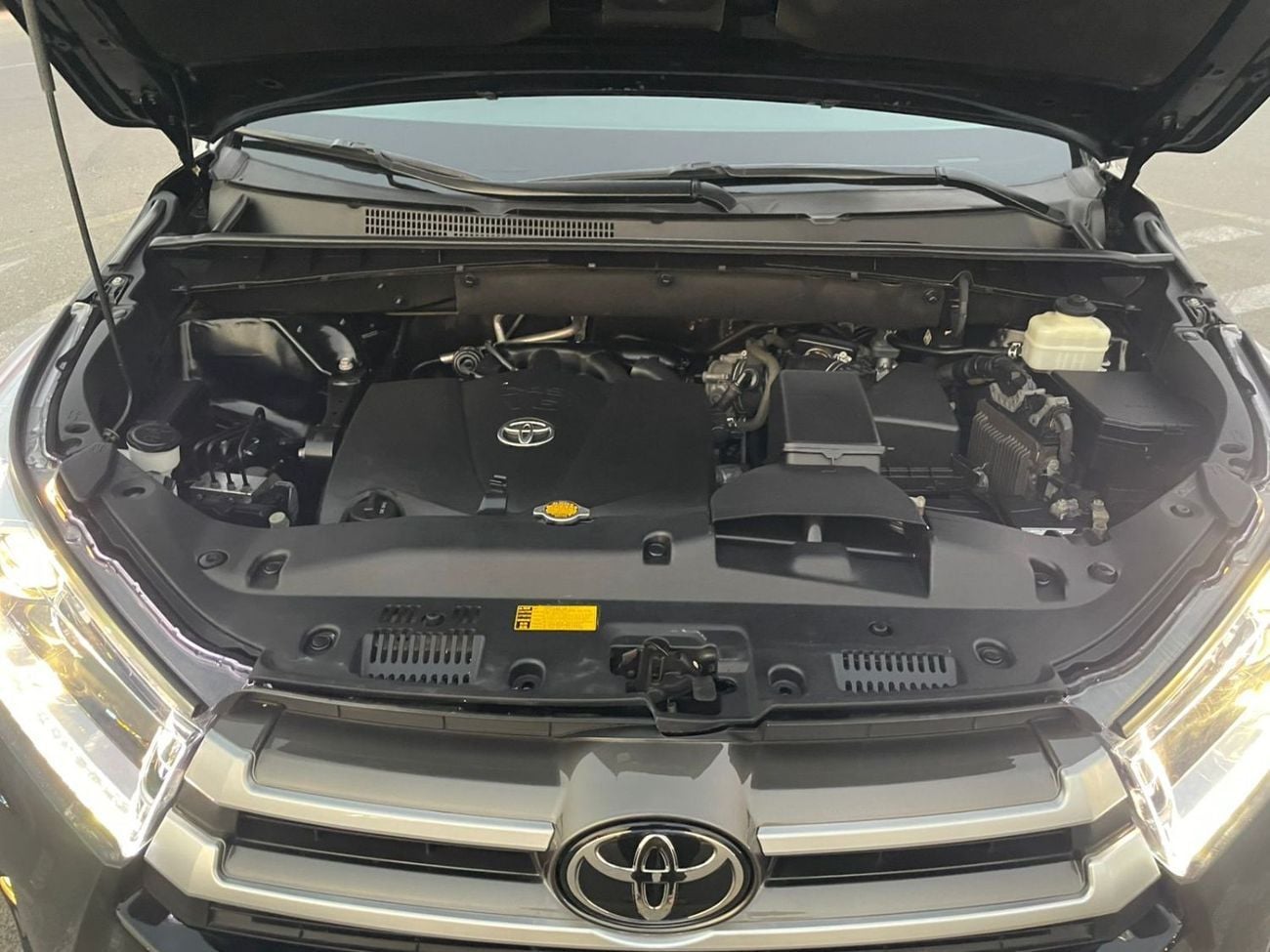 Toyota Highlander LE (NON GCC) 2017 Toyota Highlander MidOption - 3.5L V6 - 4x4 AWD - Full 7 Seater - Trunk Auto