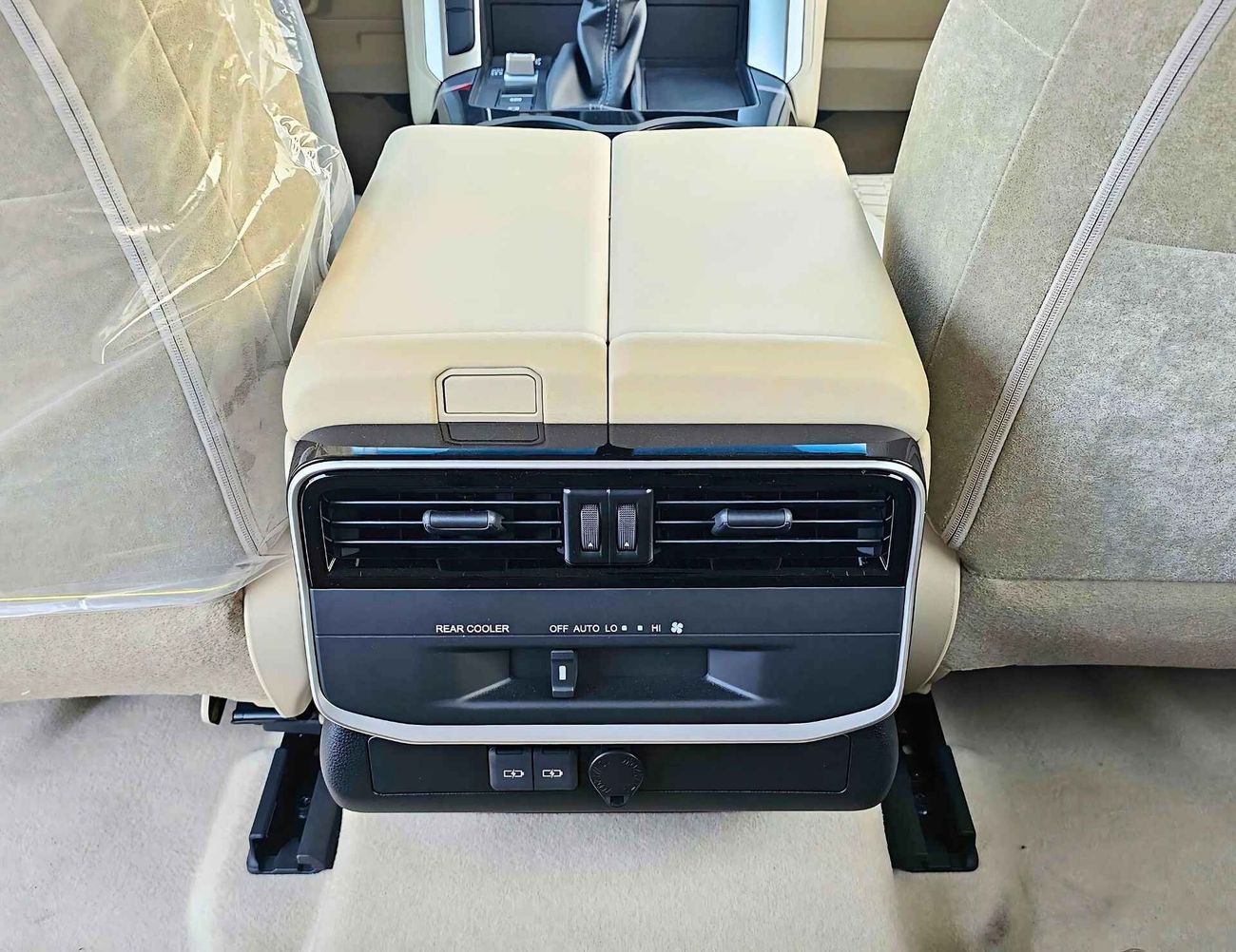 تويوتا لاند كروزر LC300 GXR / 3.3L V6 DIESEL / MID-STD DVD / DRIVER PWR SEAT / SUNROOF (CODE # GXR-G1)