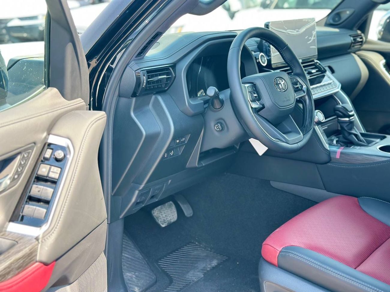 تويوتا لاند كروزر VXR 3.5 لتر هجينة أوتوماتيكية // كاملة المواصفات مع رادار، كاميرا 360 درجة، ذاكرة، مقاعد تدفئة وتبري