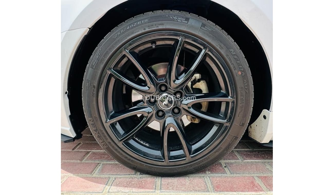 Ford Mustang Roush V6