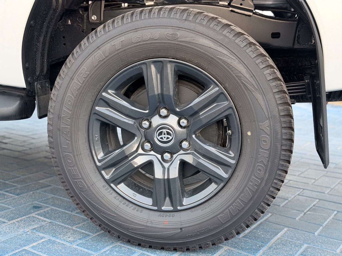 Toyota Hilux GL Toyota Hilux Full Option, 2.4-litre diesel, manual gearbox.