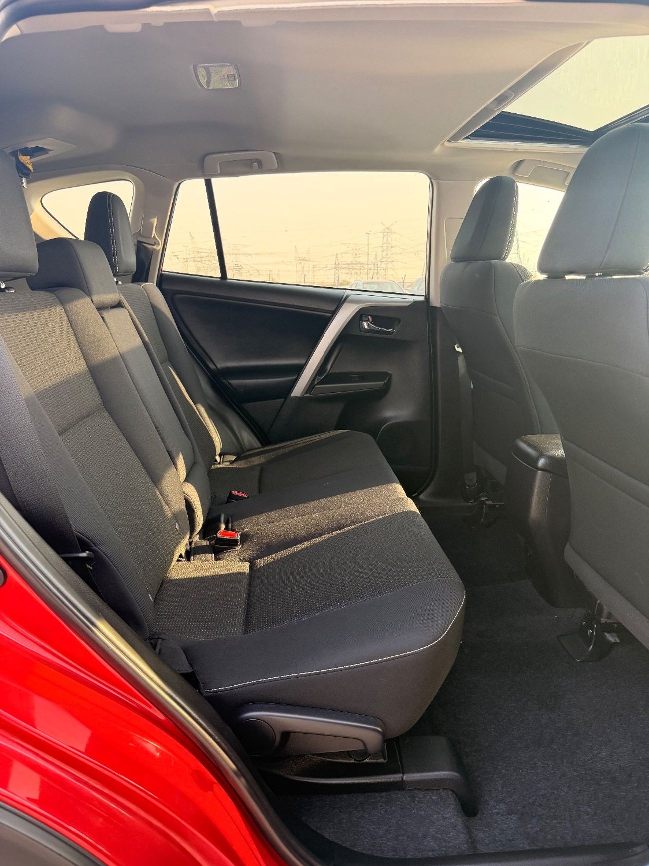 Toyota RAV4 XLE 2.5 L full option with sunroof, push start