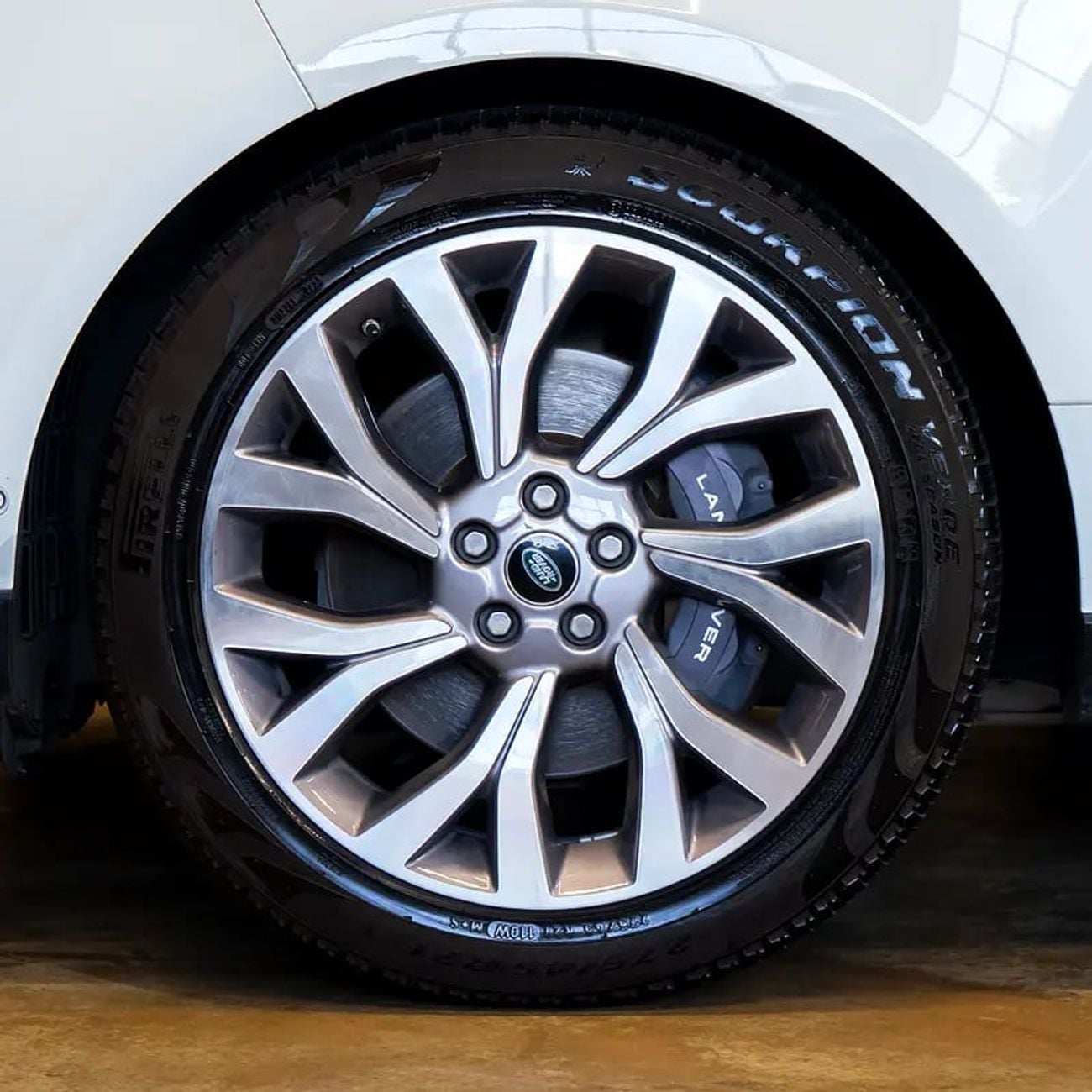 لاند روفر رينج روفر Vogue SE 5.0L 3,161 pm • 0% Downpayment • Vogue SE P400 • 1 Year Warranty