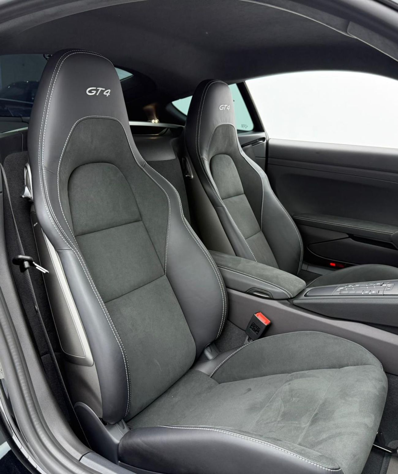 بورش كايمان 718 GT4 4.0L (414 HP) A/T 2023 Porsche 718 GT4 ,AL Nabooda Warranty ,Excellent Condition ,Korean