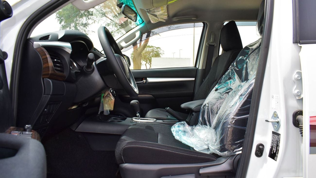 تويوتا هيلوكس ECT0055 - Toyota Hilux DCab - 2.4L Diesel Auto White-Black - Key Start, Auto AC