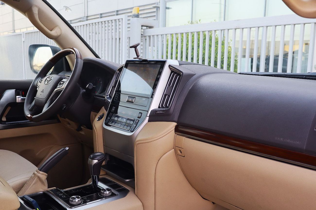 Toyota Land Cruiser VXR 5.7L 4WD