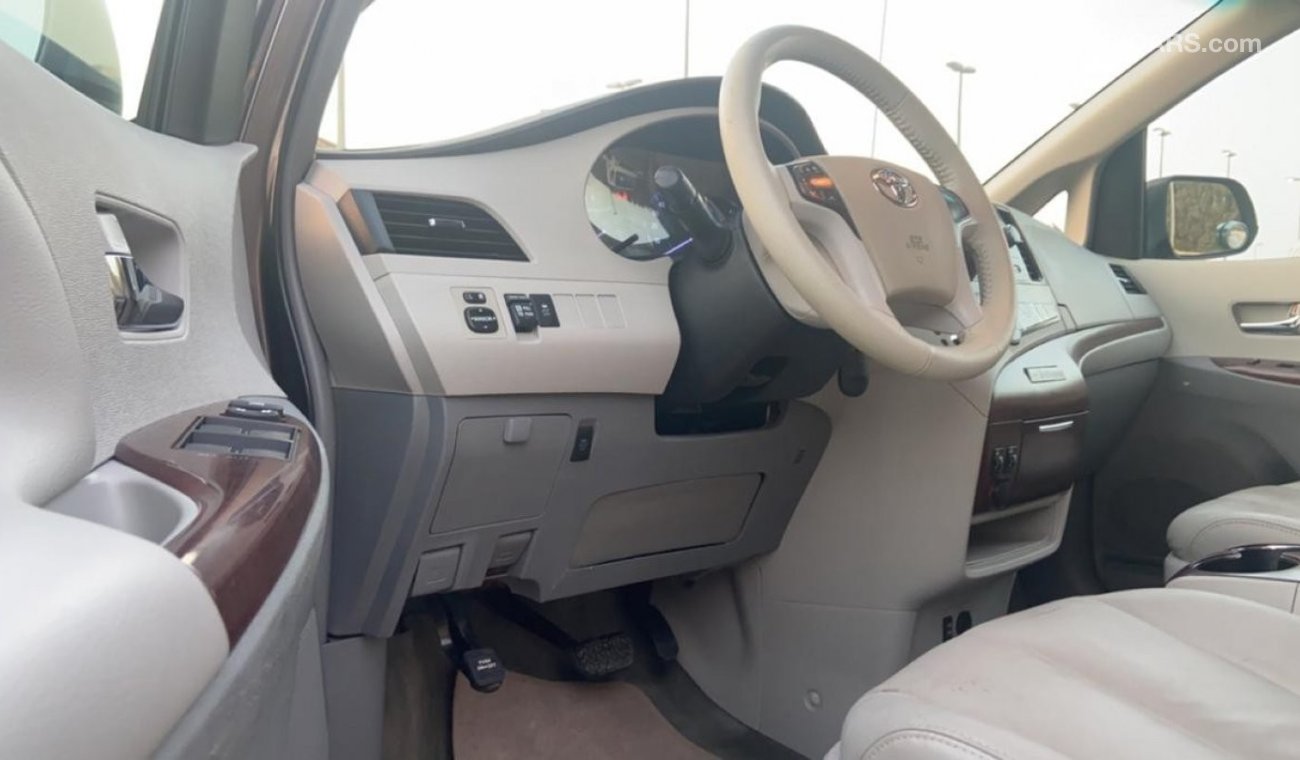Toyota Sienna 2013 XLE (US) with sunroof ref# 155