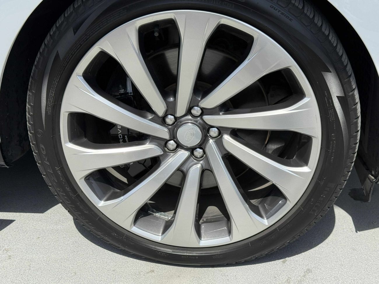 Land Rover Range Rover Autobiography P530 4.4L GCC SPEC NEAT AND CLEAN UNDER WARRANTY AND SERVICE