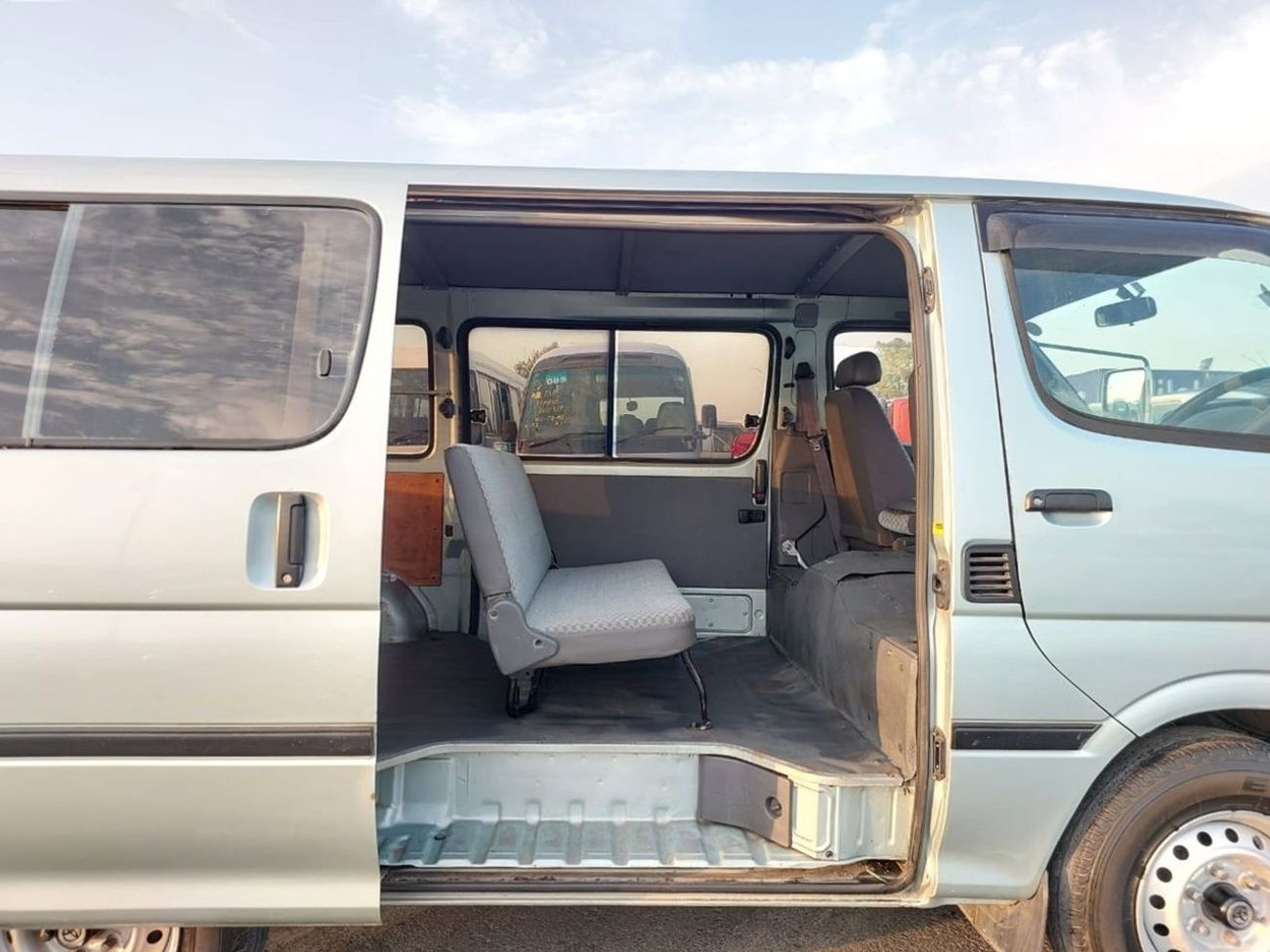 Toyota Hiace TOYOTA HIACE VAN RHD 2001 MODEL 2.0 L PETROL MANUAL(PM04631)