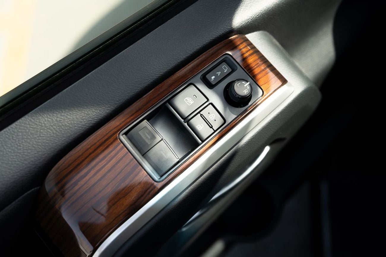 تويوتا جرافينا Premium 6 seater Diesel 2.8L Automatic Transmission 2025