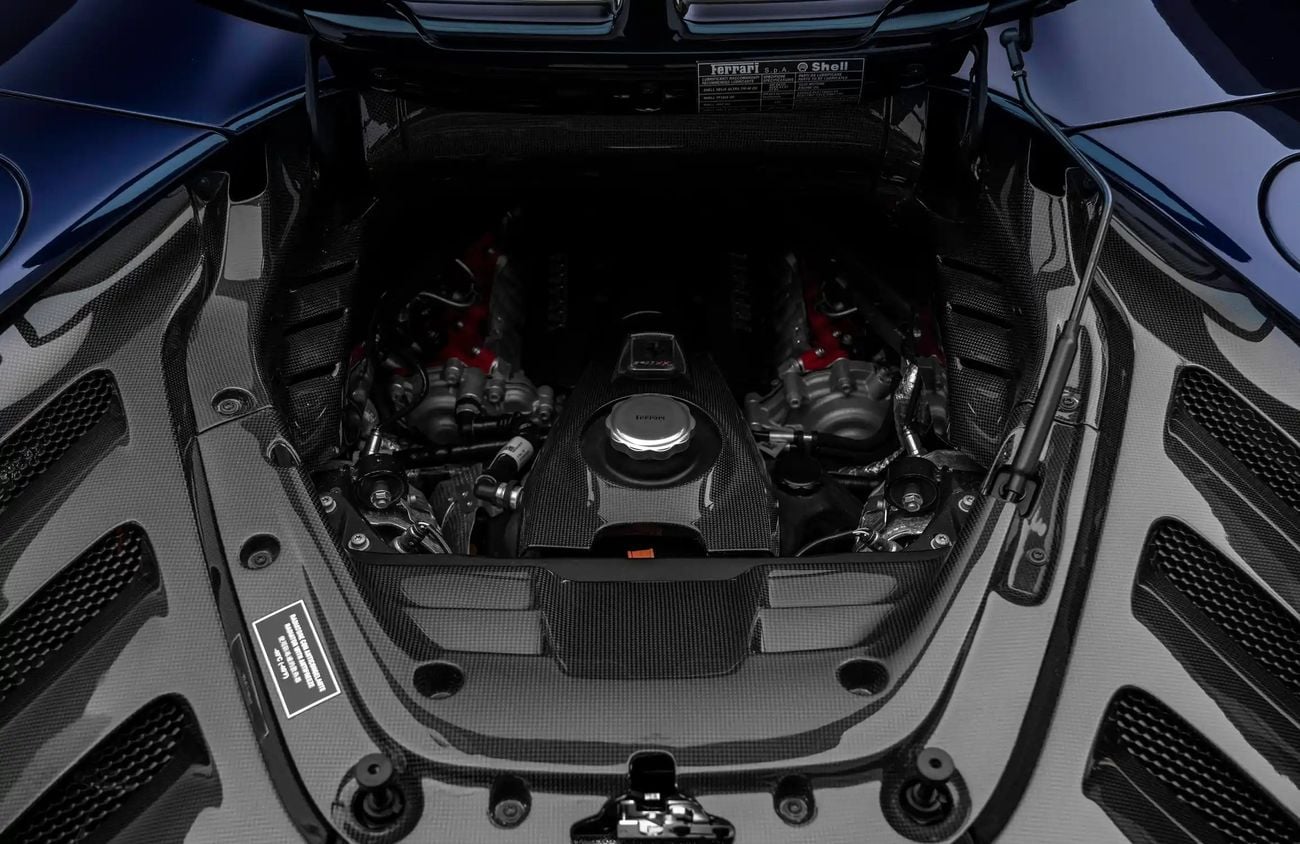 فيراري SF90 سبيدر 4.0L Twin-Turbocharged V8 + 3 Electric Motors