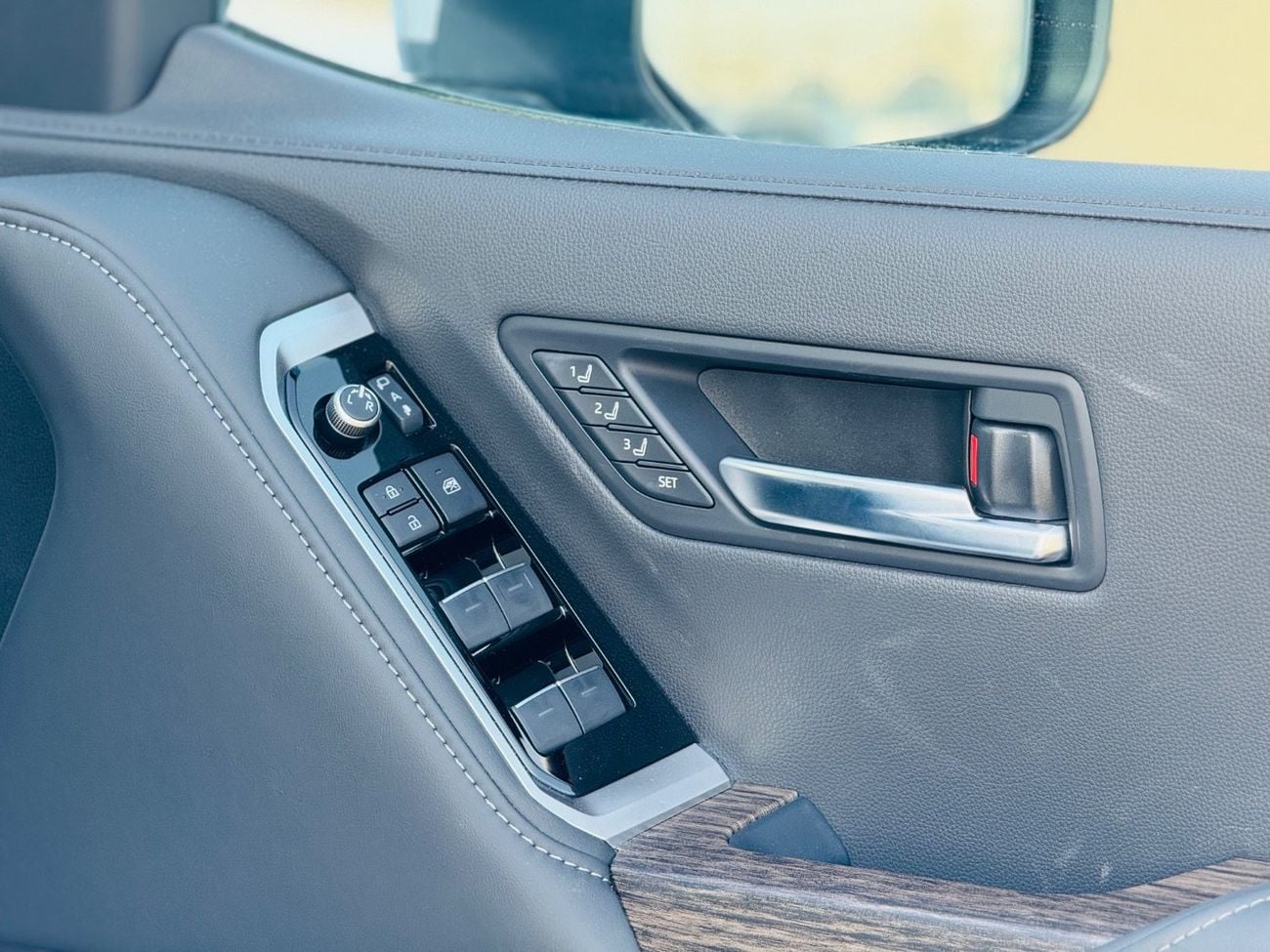 تويوتا لاند كروزر Zx top of the range white with black interior