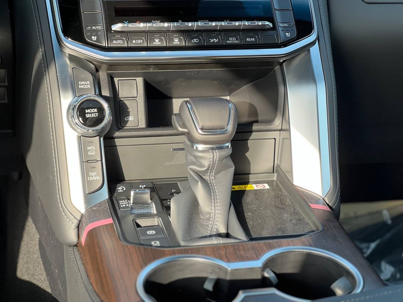 Toyota Land Cruiser GXR 3.5L PTR A/T // 2026 // HIGH OPTION WITH RADAR , LEATHER & POWER SEATS , DVD & BACK CAMERA // SP