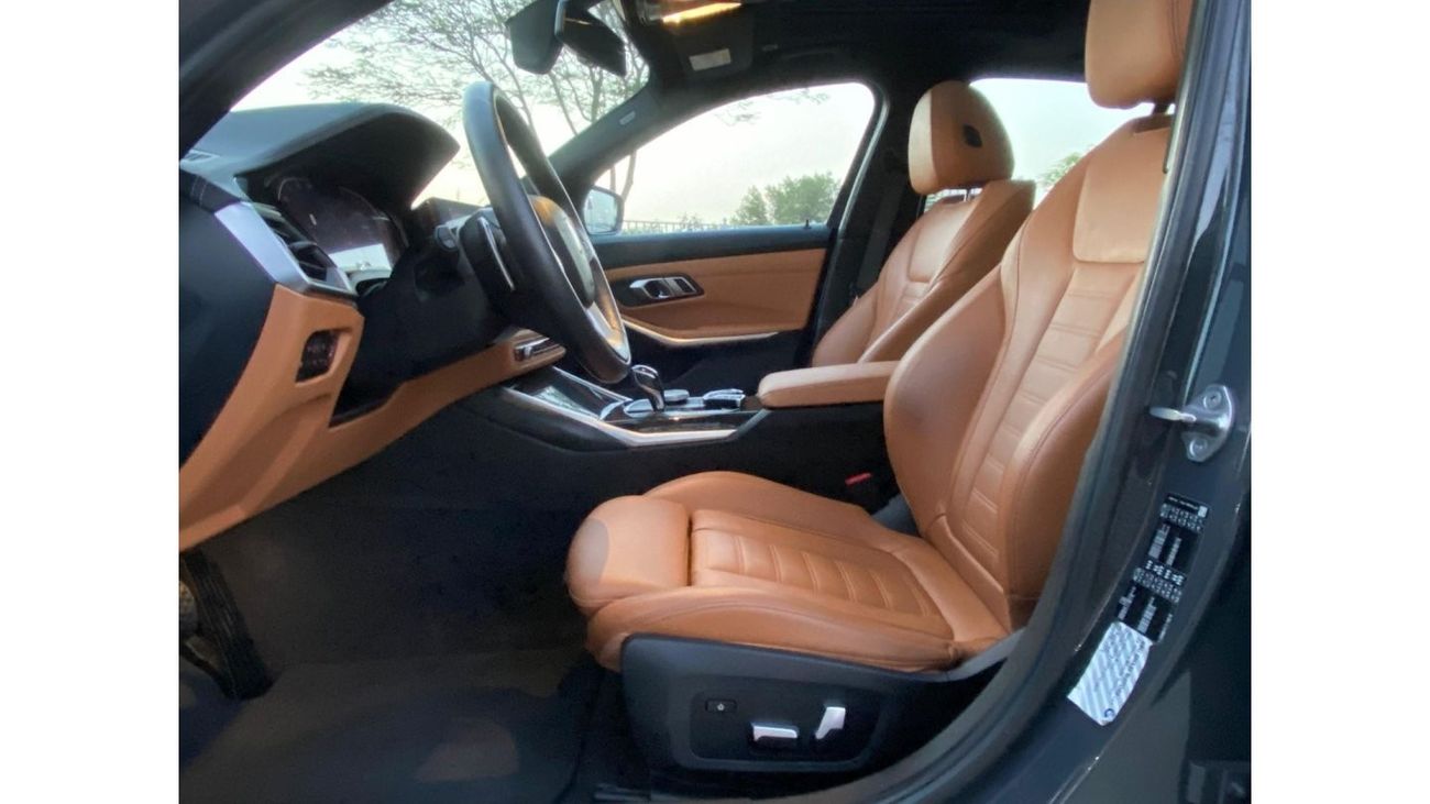 BMW 330i Exclusive GCC SPECS - TURBO CHARGE FULL SERVICE HISTORY - WELL MAINTAINED CAR