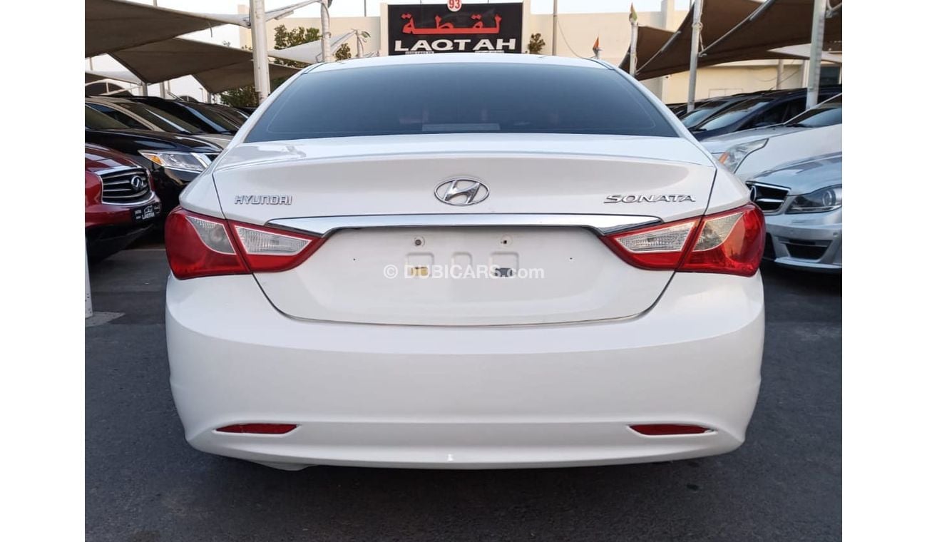 Hyundai Sonata Gulf model 2012 without accidents, white inside beige, you don't need any expenses.