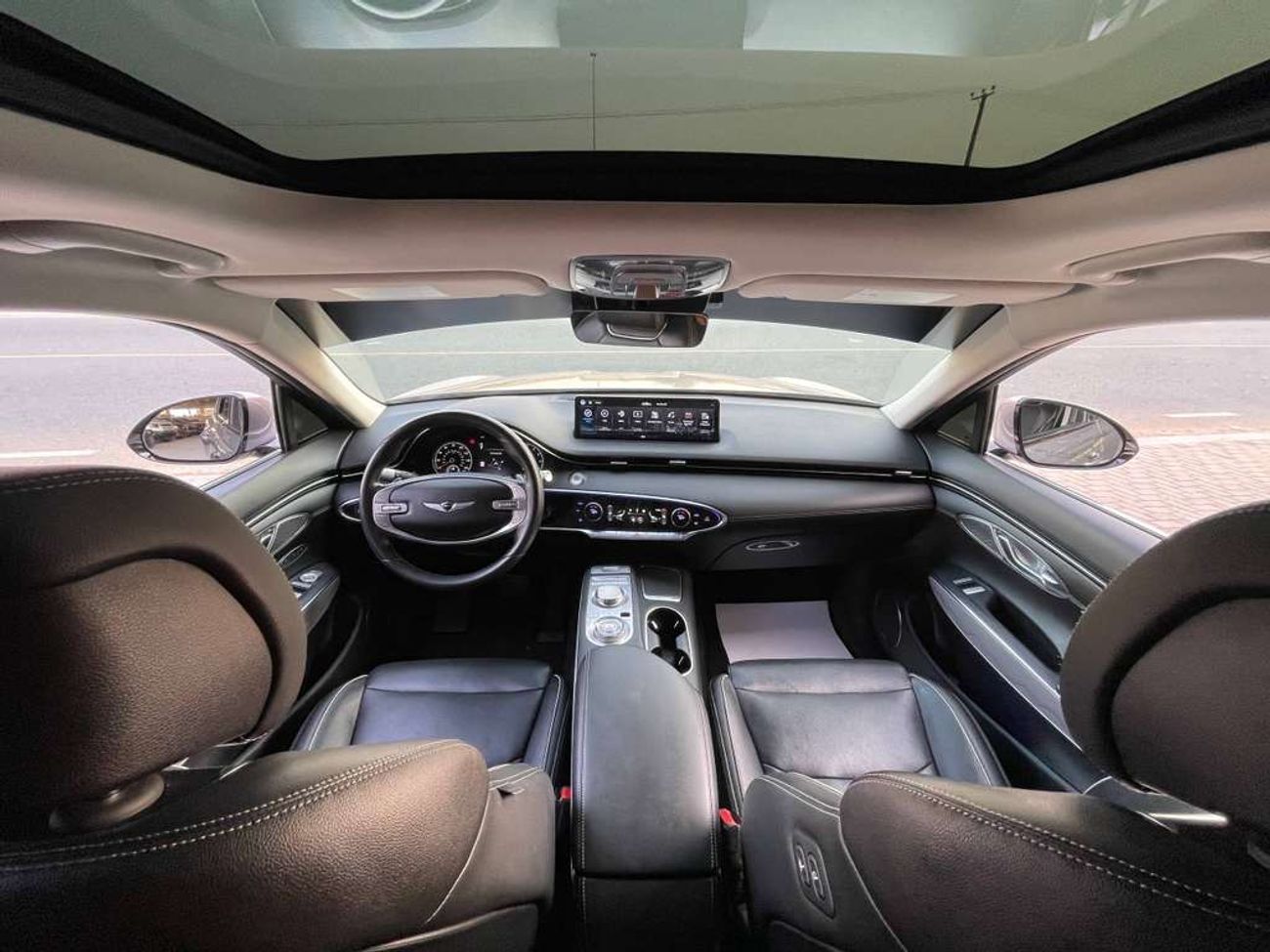 جينيسس GV70 / دفع رباعي / فتحة سقف بانورامية / كاميرا 360 درجة / مسافة منخفضة / بحالة ممتازة