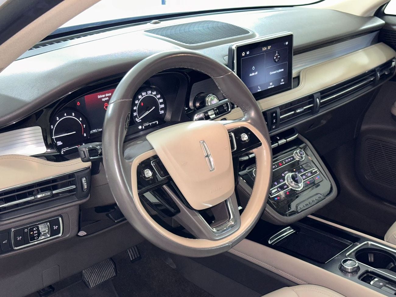 Lincoln Corsair STD AWD COR121 / FREE INSURANCE + REGISTRATION / AL TAYER MOTORS AL QOUZ SHOWROOM