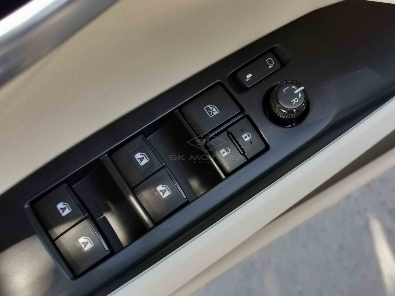 تويوتا كامري 2.5L PETROL, 17" ALLOY RIMS, TRACTION CONTROL, REMOTE KEY (CODE # TCAM04)