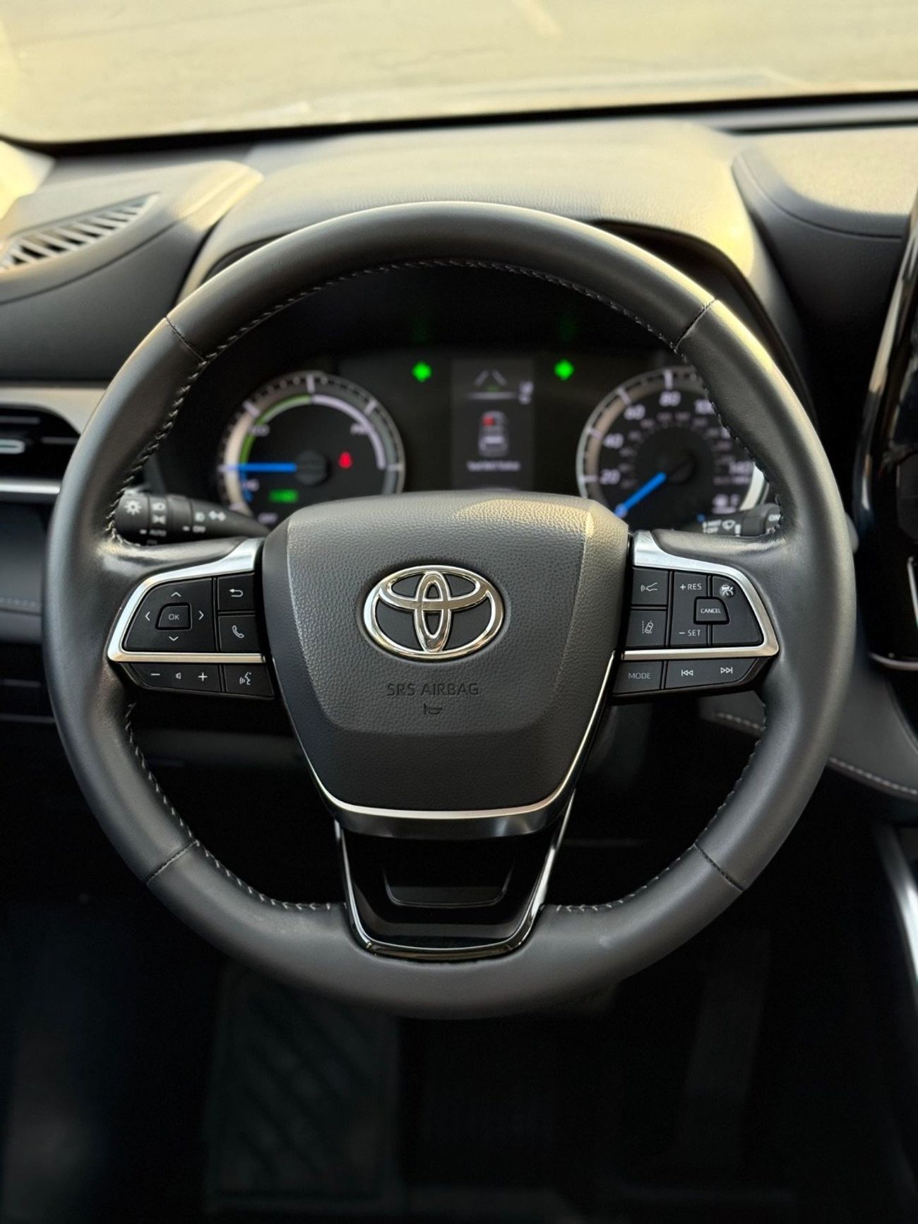 Toyota Highlander Hybrid leather seats,push start,blind spot