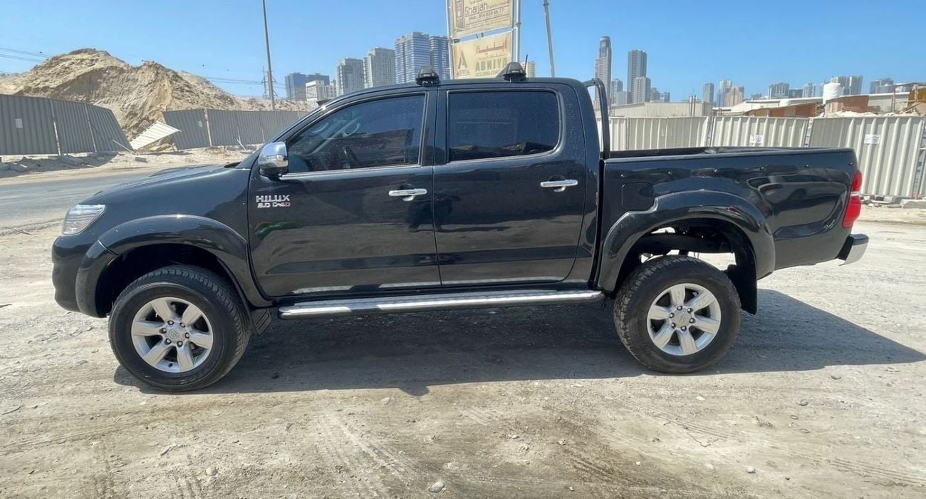 تويوتا هيلوكس DLX DIESEL 3.0 LITER ,AUTO TRANSMISSION ,RIGHT HAND DRIVE ,2013 MODEL