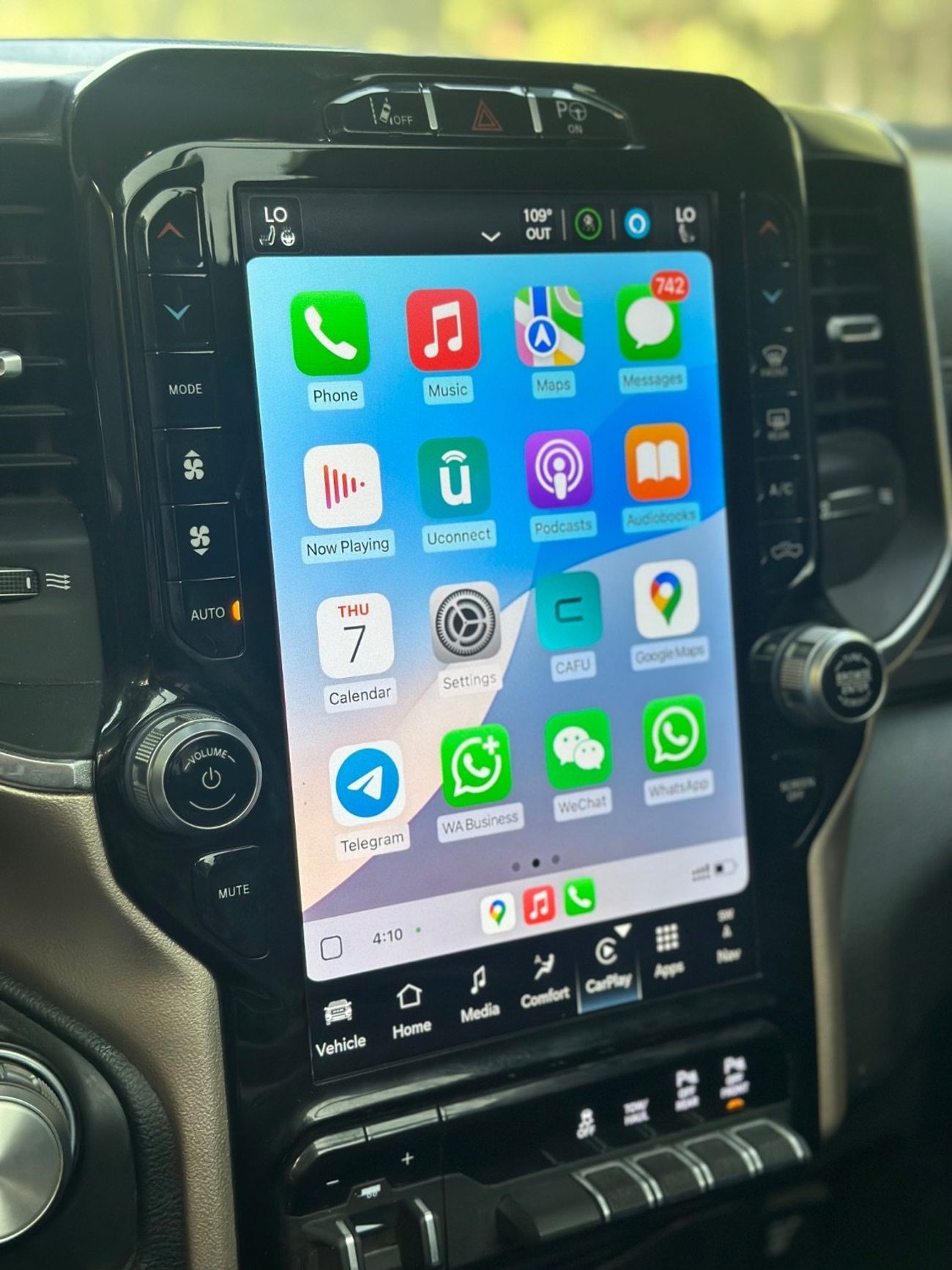 رام 1500 2022 Laramie | 5.7L HEMI V8 | 4x4 | Full Option | American Specs | Low mileage