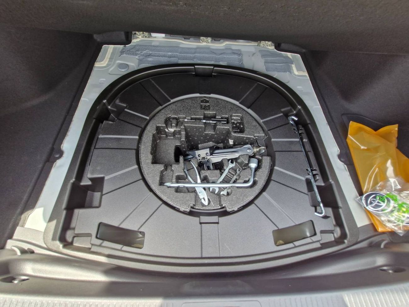 تويوتا كامري 2025 TOYOTA CAMRY HEV LE 2.5L BASIC GCC BRAND NEW 0KM