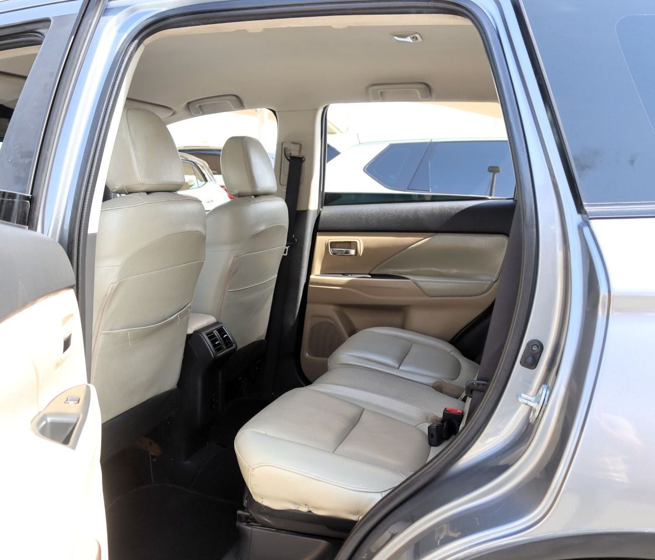 Mitsubishi Outlander GLX HIGHLINE LEATHER ACCIDENTS FREE - GCC - 7STR - 4 WD - PERFECT CONDITION INSIDE OUT