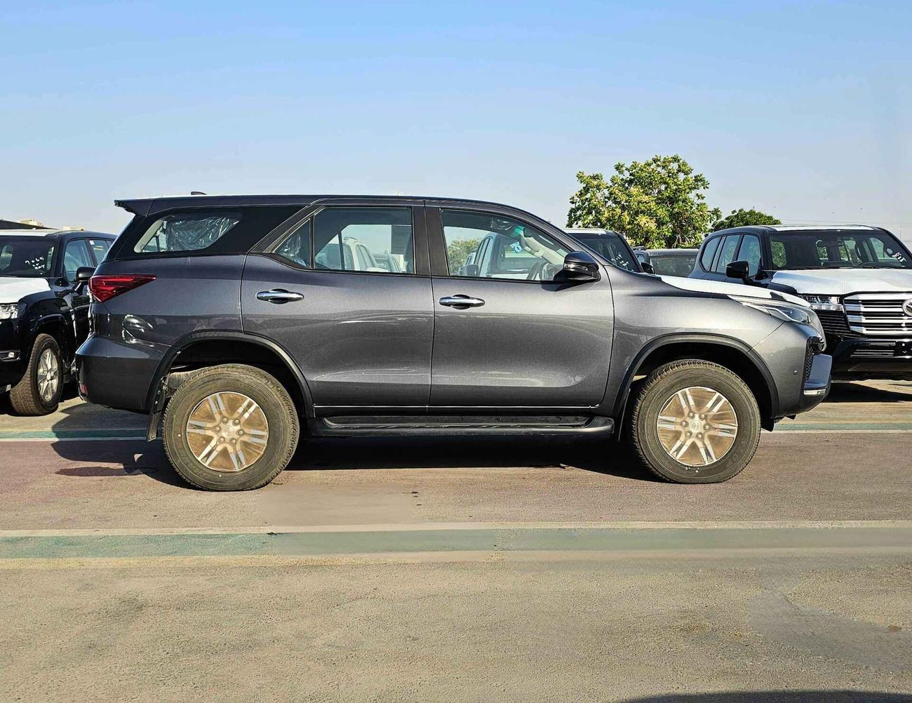 تويوتا فورتونر 2.7L / ALLOY RIMS / MANUAL A/C / 4WD / CODE # G GRAY