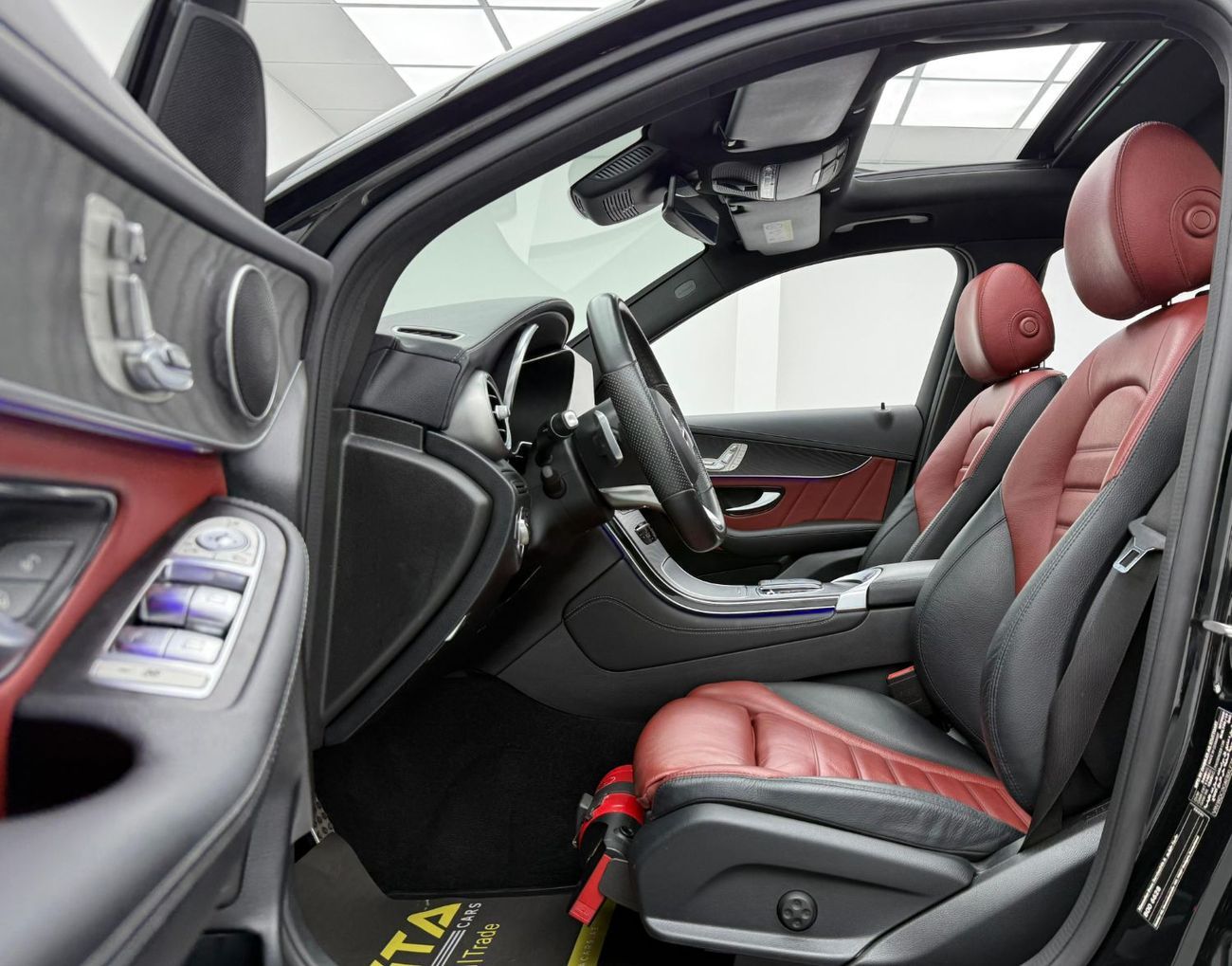 مرسيدس بنز GLC 300 4MATIC 2.0L 2020 Mercedes Benz GLC300 AMG 4MATIC, Warranty, Full Mercedes Service History, GCC