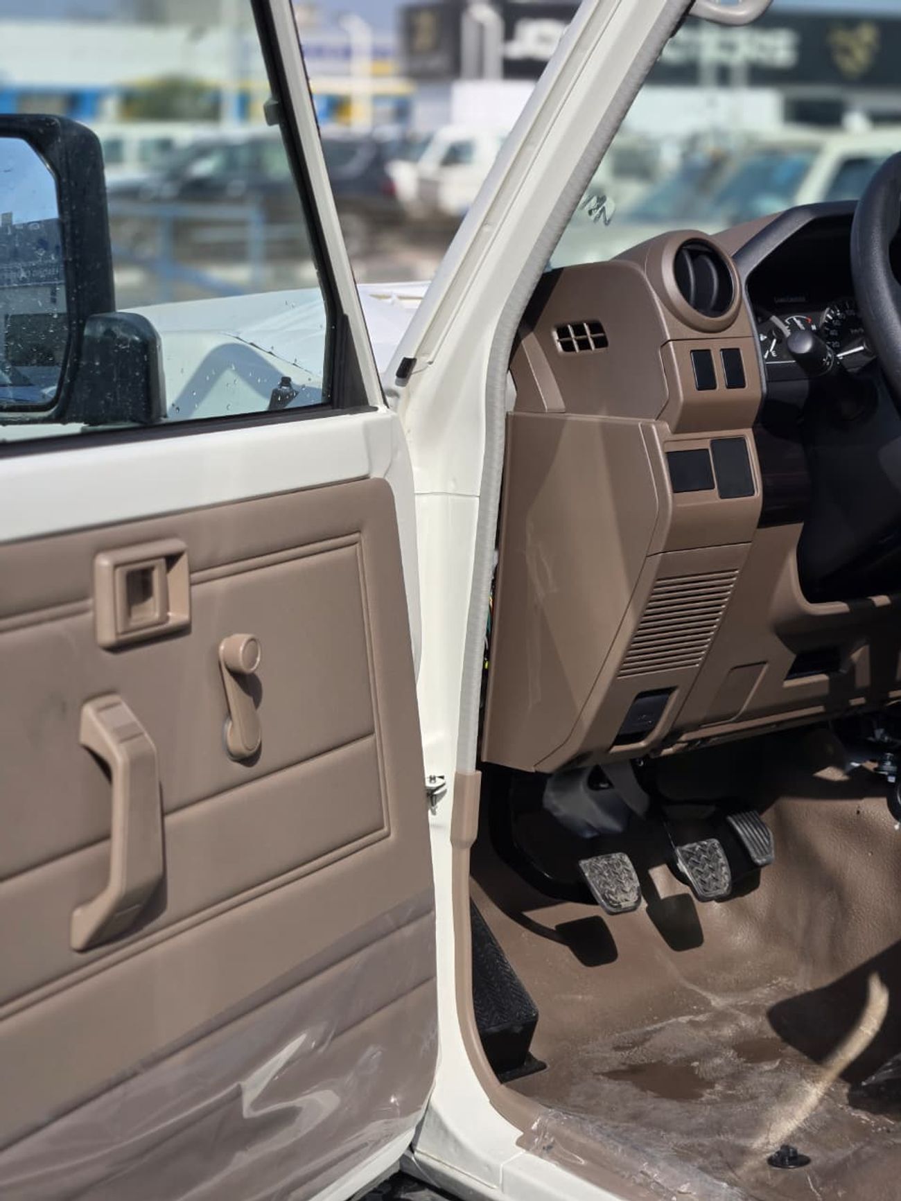 Toyota Land Cruiser 70 GRJ78 4.0L PETROL M/T 9 SEATER HARDTOP GCC SPECIFICATION