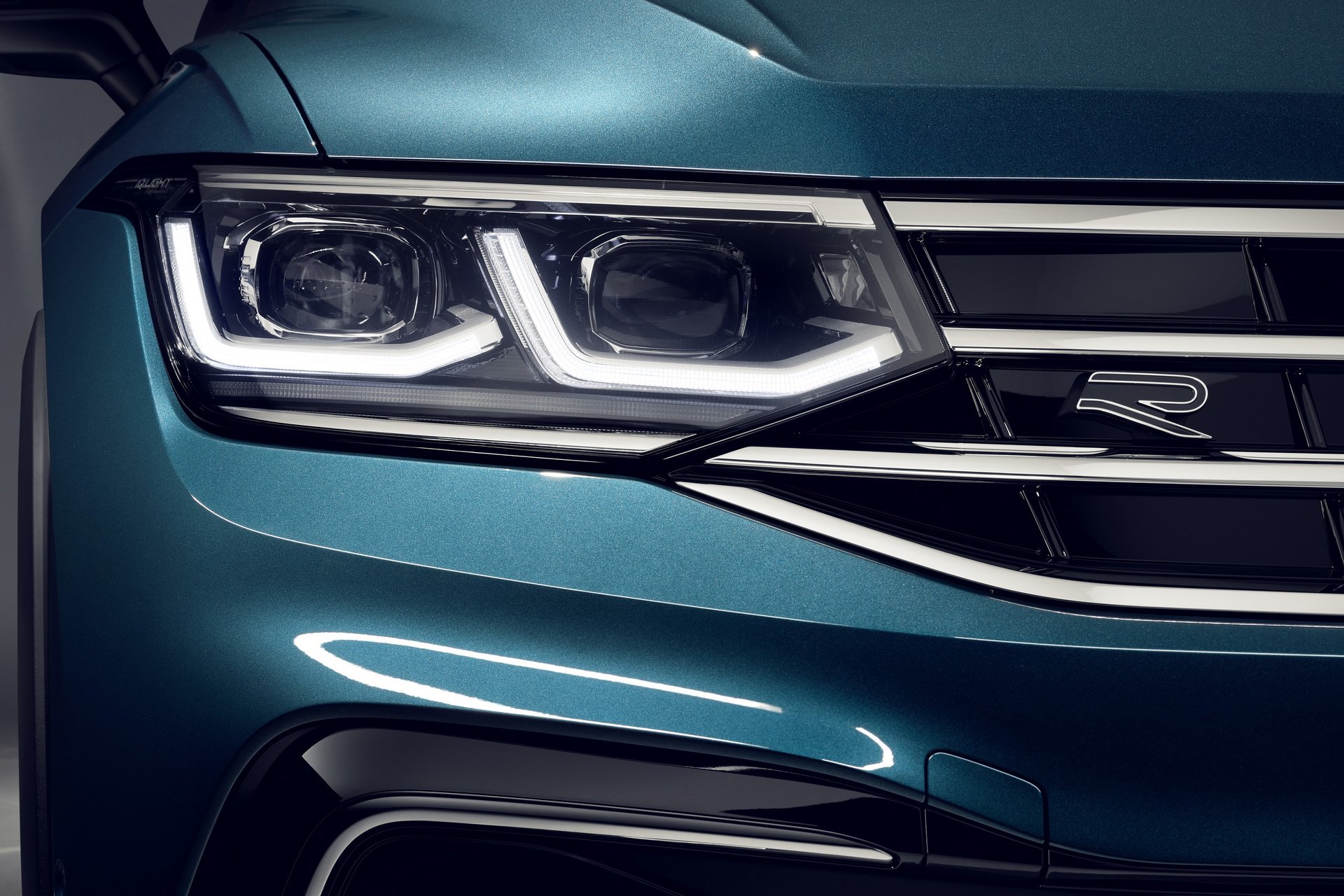 Volkswagen Tiguan exterior - Headlight