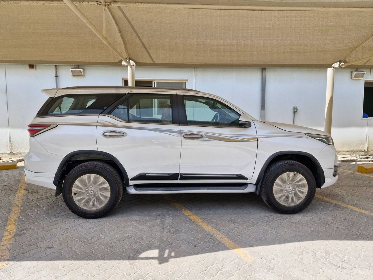 تويوتا فورتونر Fortuner 4x4 4.0L  V6- 25YM