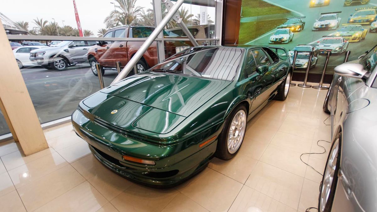 Lotus Esprit for sale: AED 230,000. Green, 2004