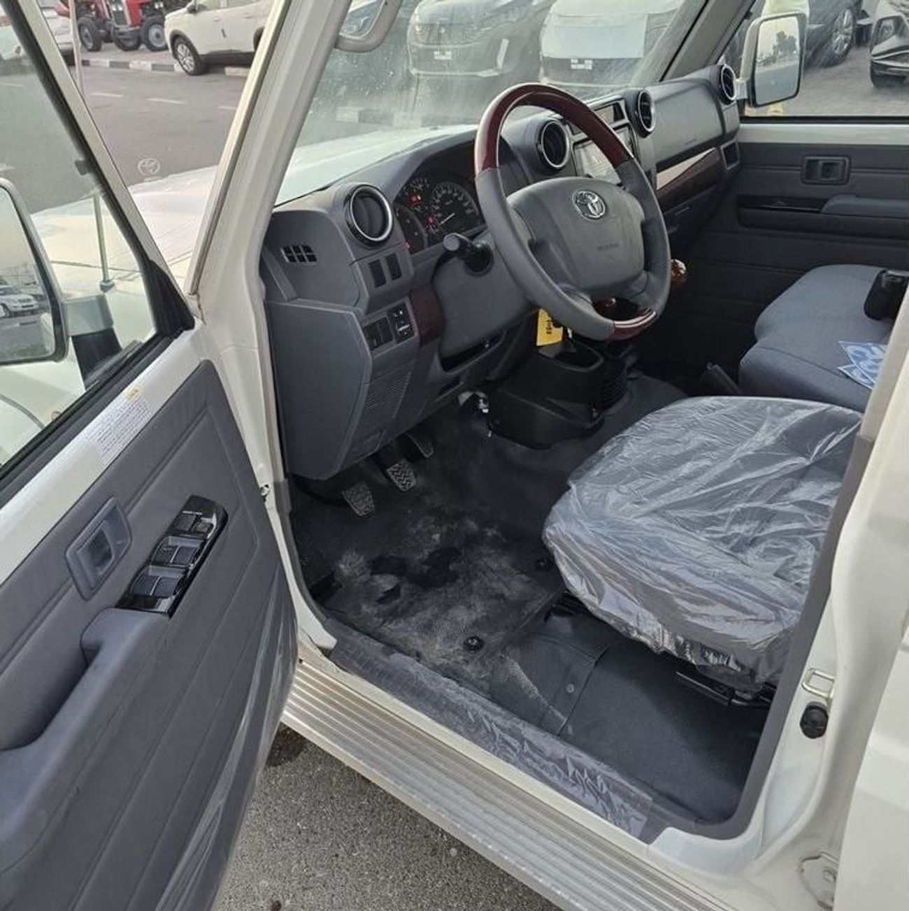 Toyota Land Cruiser Pick Up 2023 LC79 4.5L V8 Diesel MT Full option