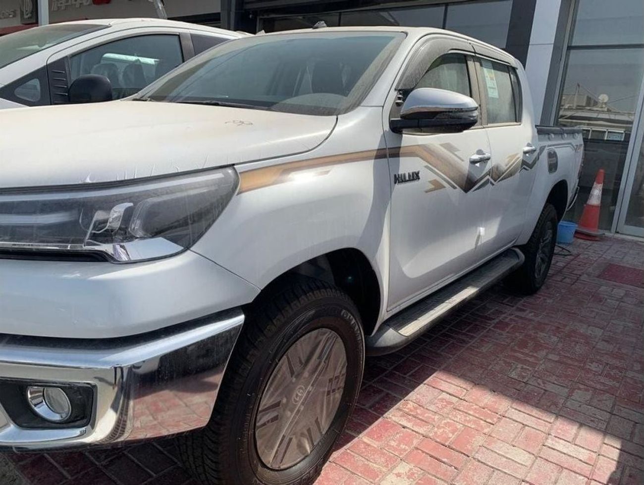تويوتا هيلوكس TOYOTA HILUX SR5 2.7L V4 WITH PUSH START & REAR CAMERA