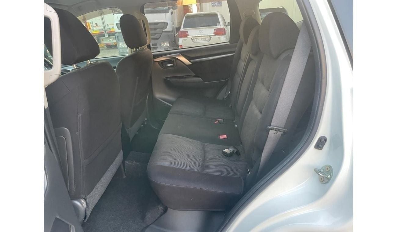 ميتسوبيشي باجيرو Diesel 2.4 Liter Right Hand Drive Automatic 4WD T.V Back Camera