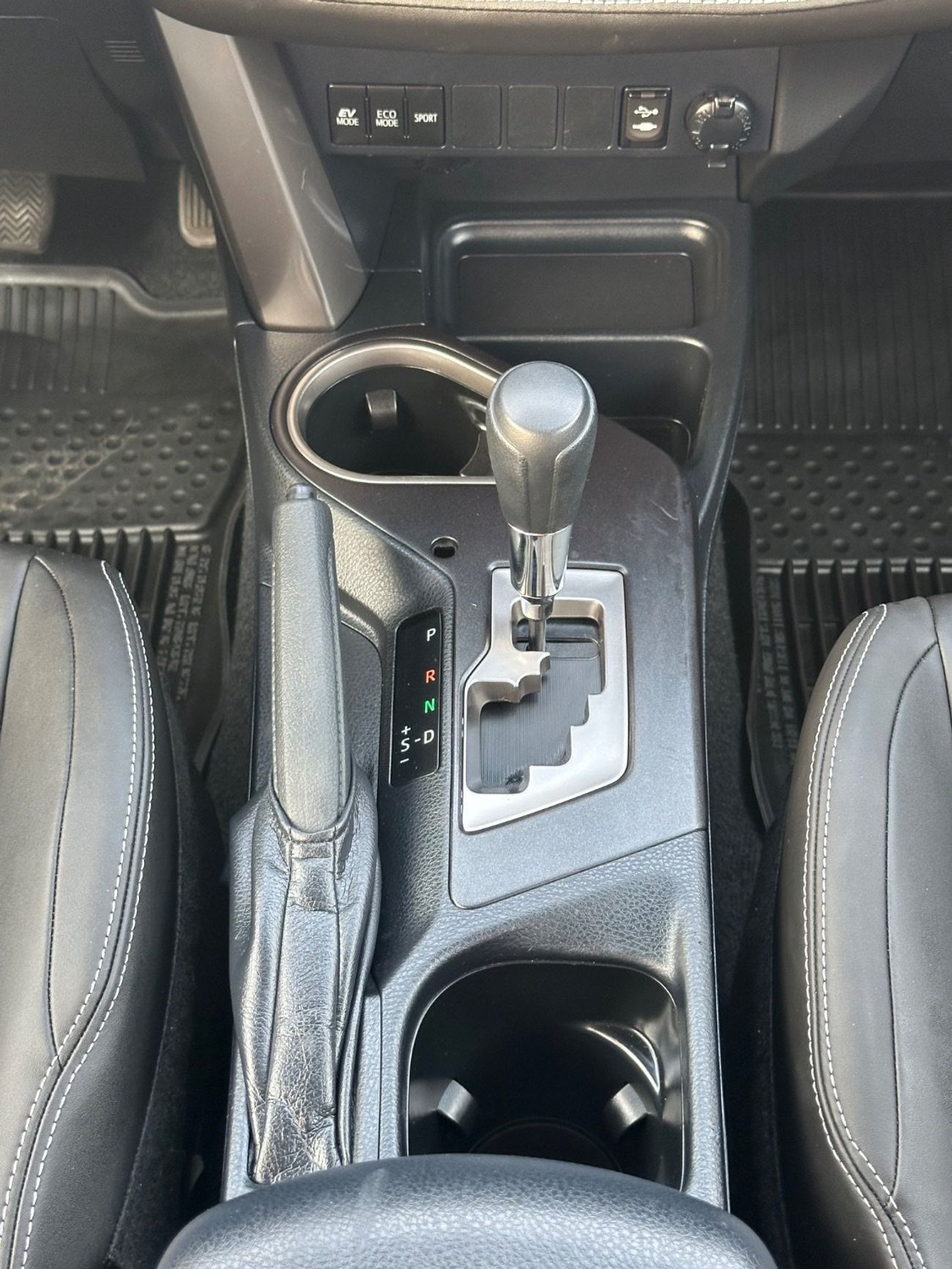 تويوتا راف ٤ XLE 2.5L