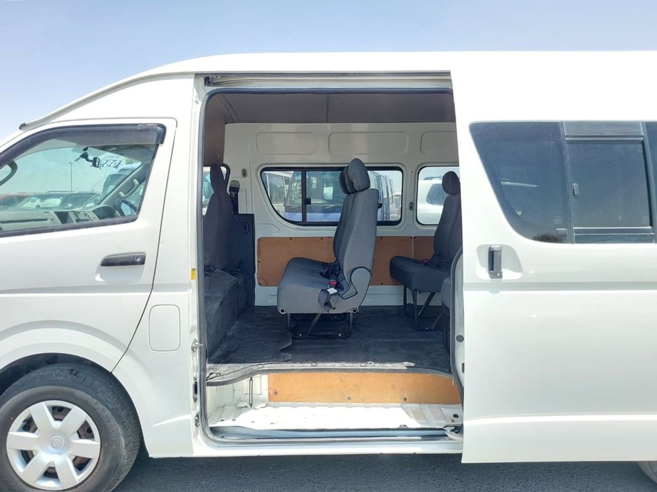 Toyota Hiace TOYOTA HIACE COMMUTER VAN RHD 2011 MODEL 3.0 L DIESEL AUTOMATIC(PM08585)