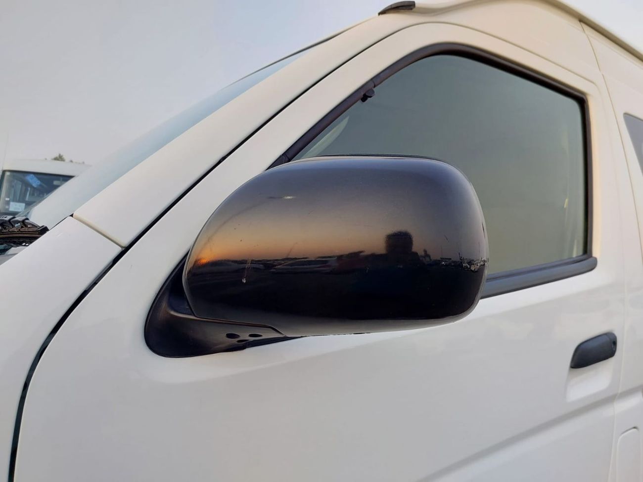 Toyota Hiace TOYOTA HIACE COMMUTER VAN RHD 2016 MODEL 3.0 L DIESEL AUTOMATIC(PM28060)