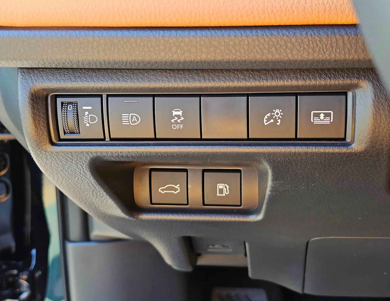 Toyota Camry GLE / 2.5L V4 PETROL / RADAR / BLIND SPOT / PWR SEATS / PANORAMIC ROOF (CODE # 68096)