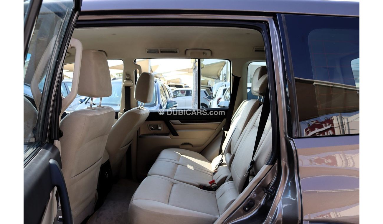 Mitsubishi Pajero GLS Mid ACCIDENTS FREE - ORIGINAL PAINT - GCC - MID OPTION - PERFECT CONDITION INSIDE OUT